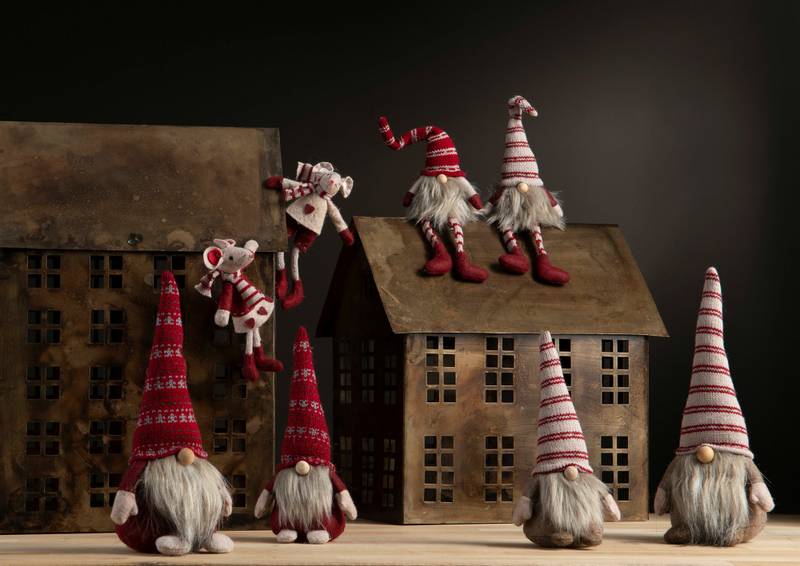 Stående nisse mørkerød og beige