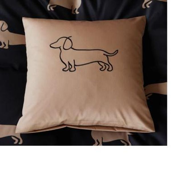 Putevar med Dachshund, Companion 50 x 70 cm offwhite/ beige eller sort/ beige